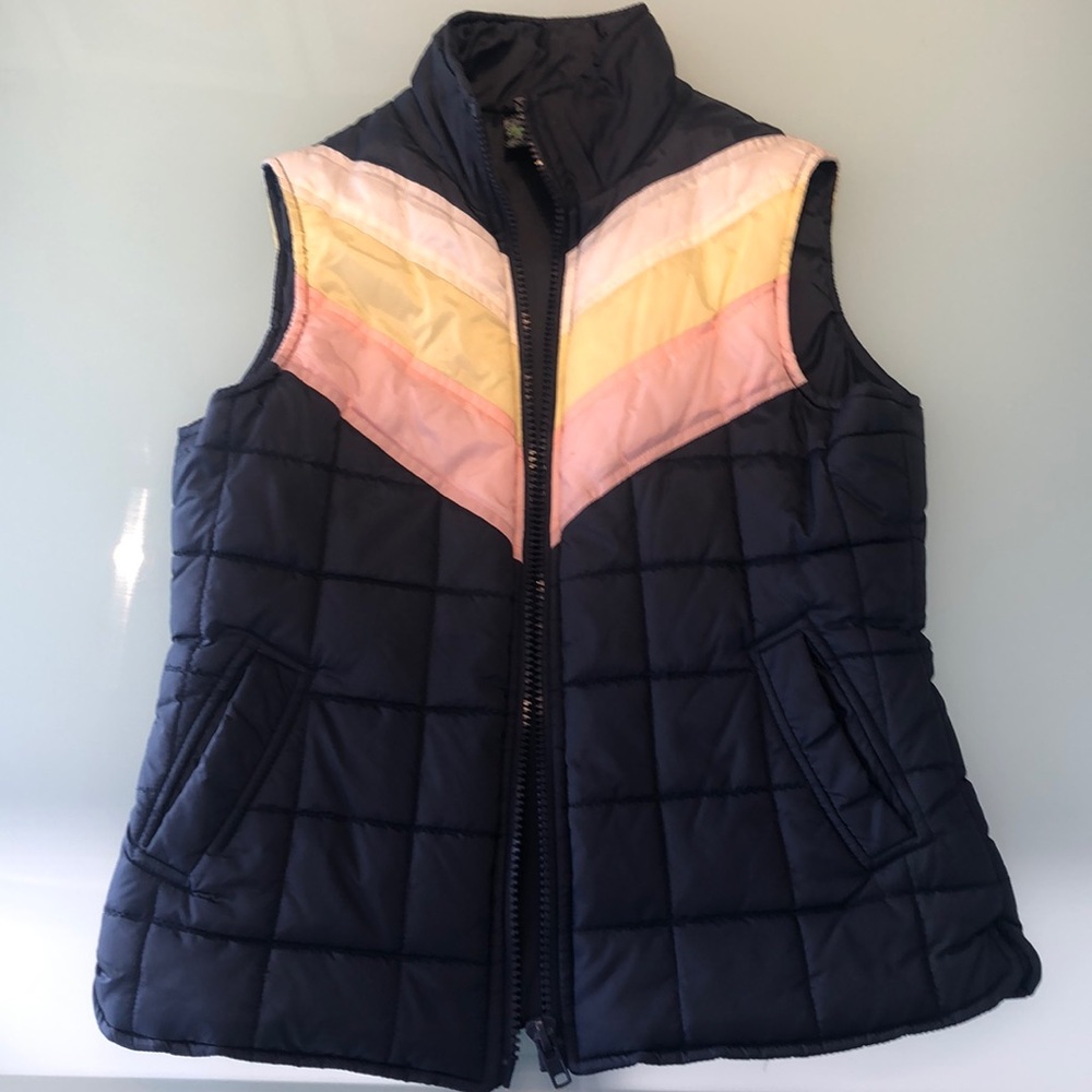 Retro look vest with pockets and full zipper